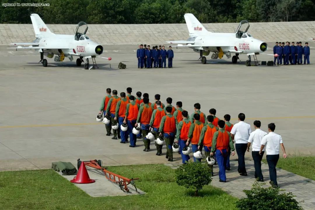 地空導彈兵,高射炮兵,雷達兵,空降兵,電子對抗,氣象等多兵種合成,由